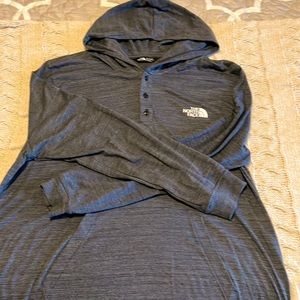 Men’s North Face long sleeve T-shirt, hoodie with kangaroo pocket in front